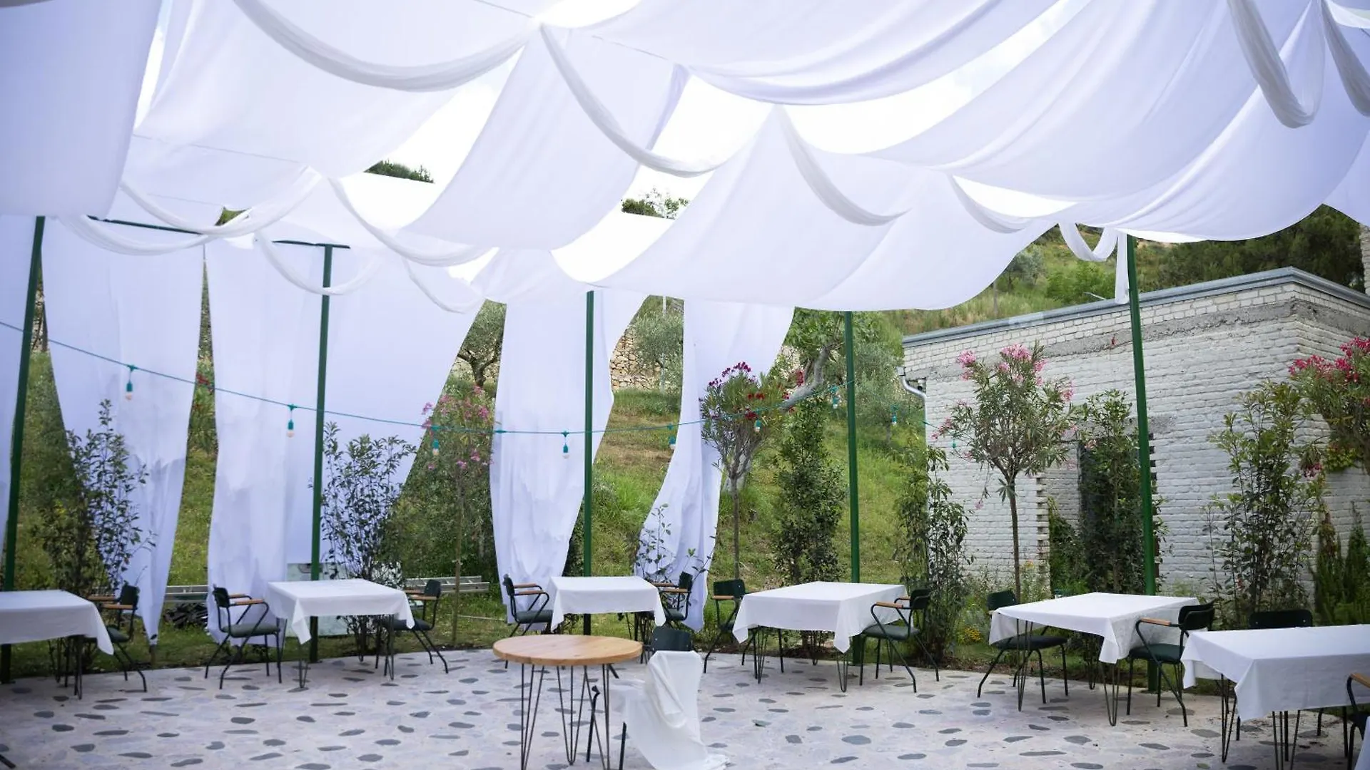 Hotel Kazerma E Cerenit Surrel